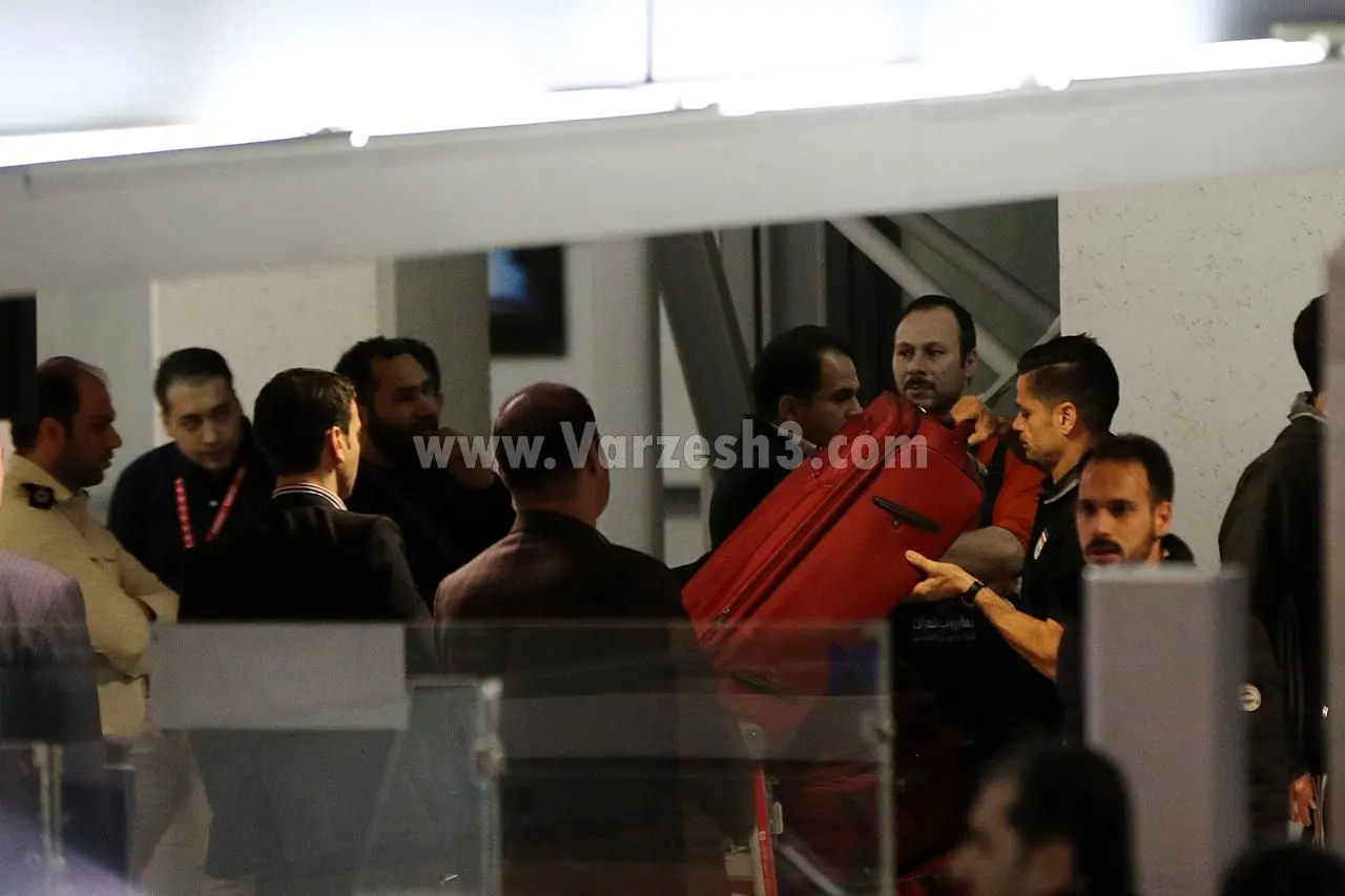 (تصاویر) فرار ملی‌پوشان پرسپولیس از فرودگاه