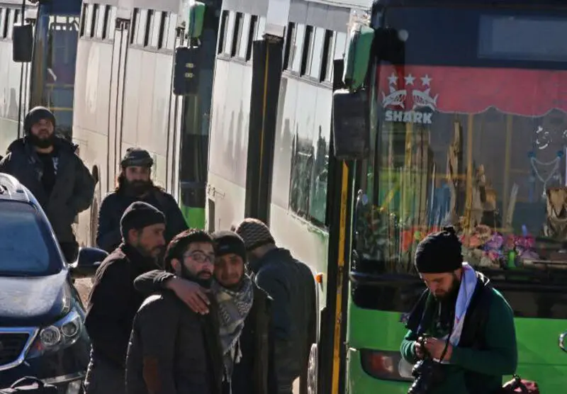 (تصاویر) انتقال تروریست‌ها از حلب زیر عکس اسد!