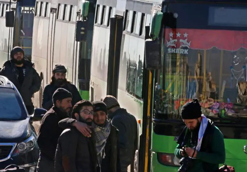 (تصاویر) انتقال تروریست‌ها از حلب زیر عکس اسد!