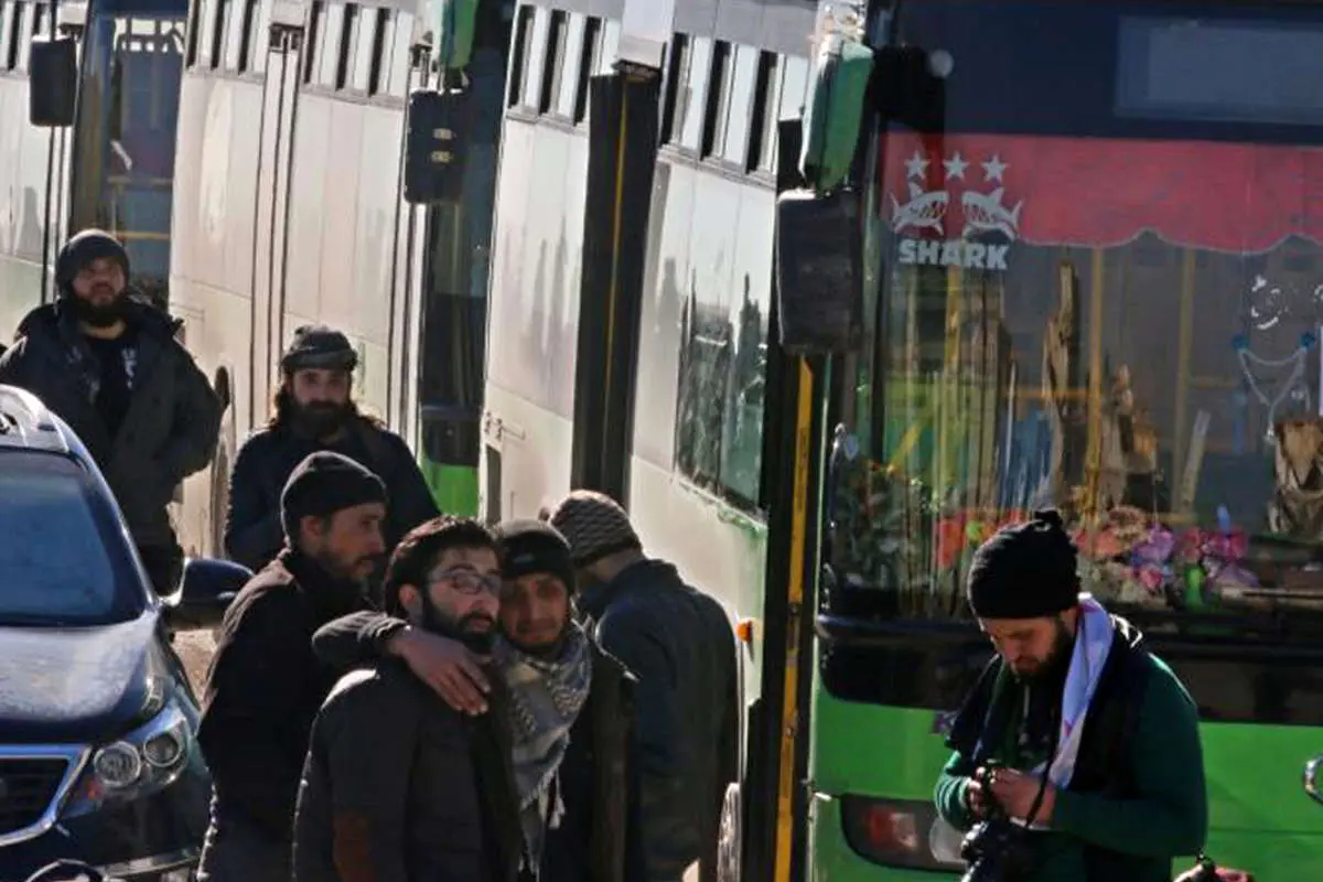 (تصاویر) انتقال تروریستها از حلب زیر عکس اسد!
