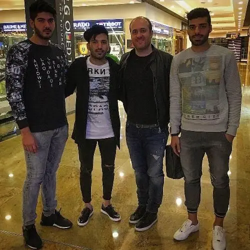(عکس) رقابت دو بازیکن با سوشا برای پوشیدن شلوارهای عجیب!