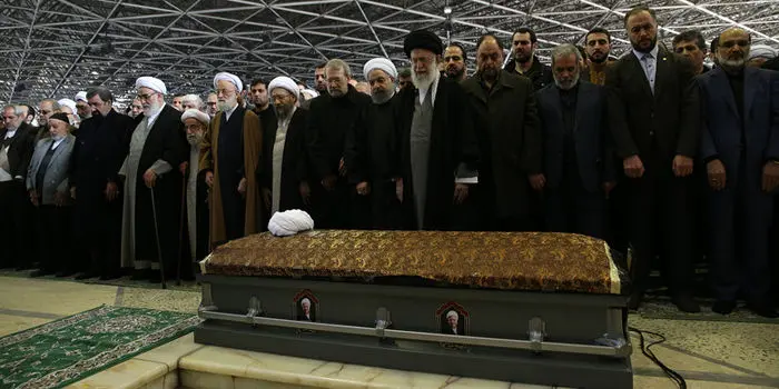 (تصاویر) نماز رهبرانقلاب بر پیکر "یارِ دیرین"