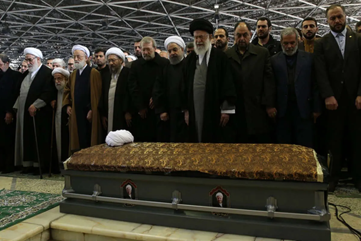 (تصاویر) نماز رهبرانقلاب بر پیکر "یارِ دیرین"