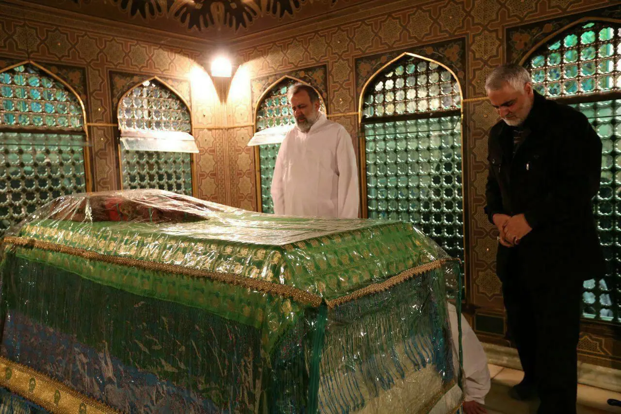 (عکس) سردار سلیمانی در مراسم غبارروبی ضریح امام رضا