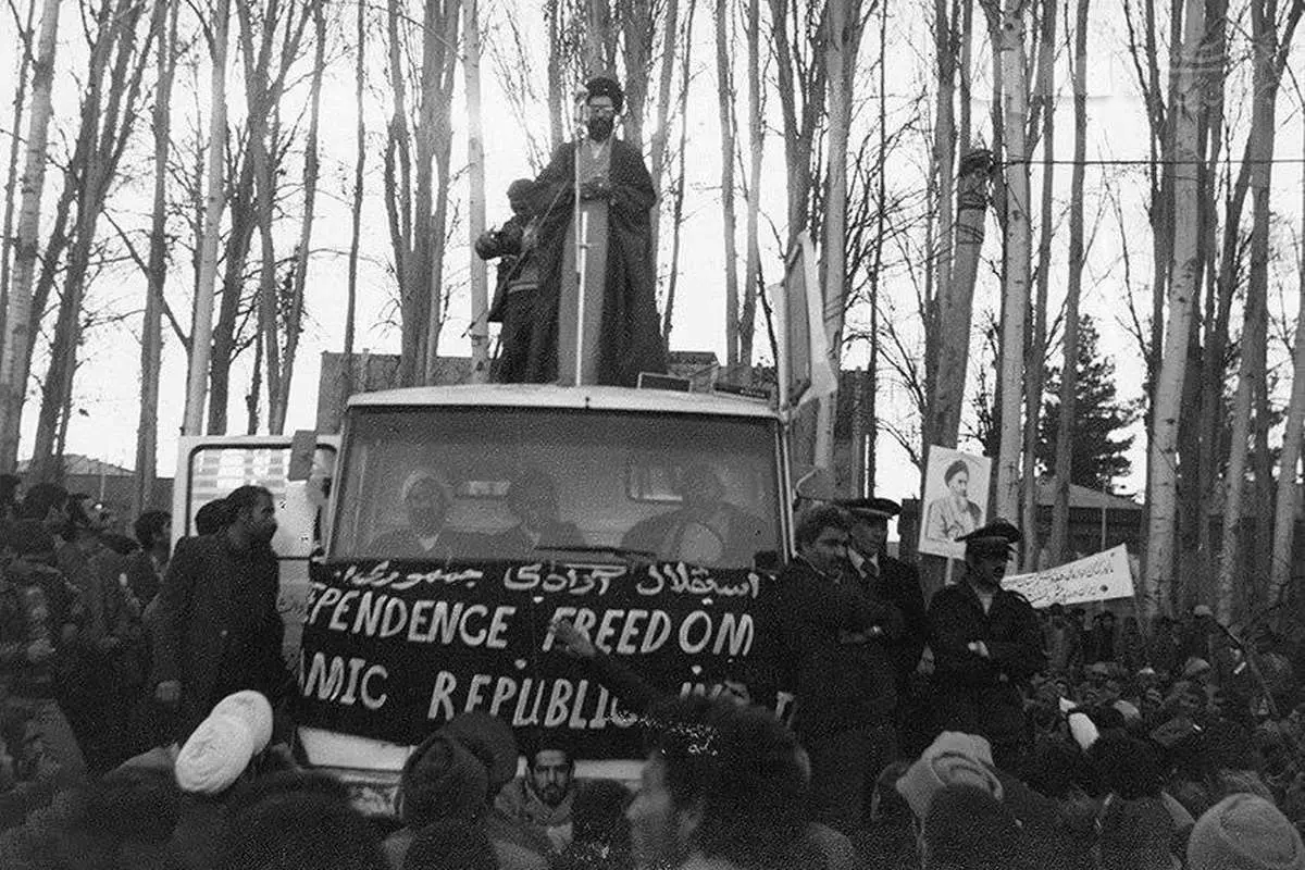 تصویری از رهبر انقلاب در تظاهرات علیه رژیم پهلوی