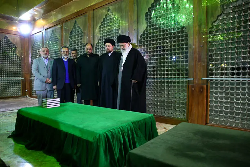 (تصاویر) رهبرانقلاب بر مزار آیت‌الله هاشمی