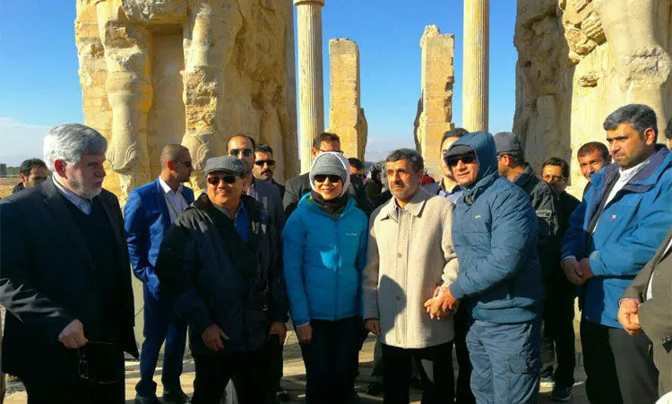 (تصاویر) بازدید احمدی‌نژاد از تخت جمشید