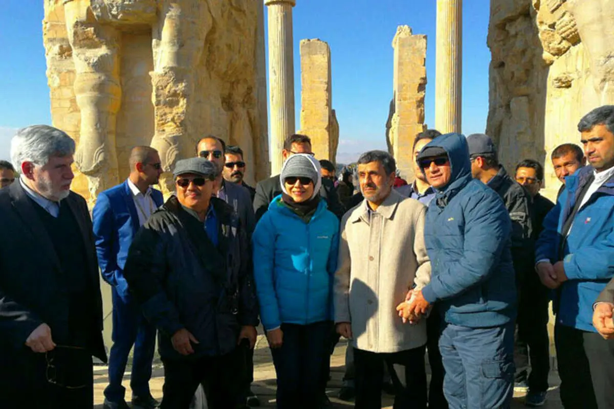 (تصاویر) بازدید احمدینژاد از تخت جمشید