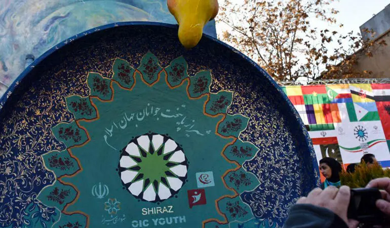 امروز به روایت تصویر// حاشیه‌های جشنواره فیلم، گردشگران خارجی در میبد، جستجو در بهمن و ...