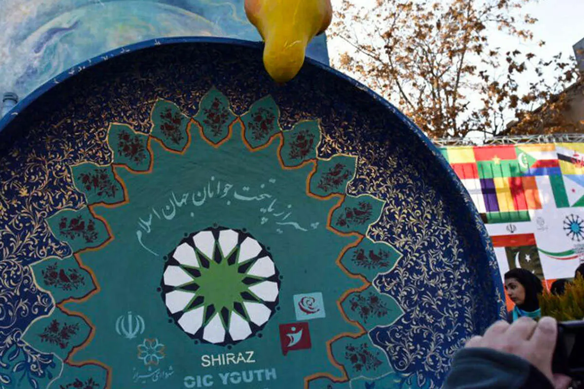 امروز به روایت تصویر// حاشیههای جشنواره فیلم، گردشگران خارجی در میبد، جستجو در بهمن و ...