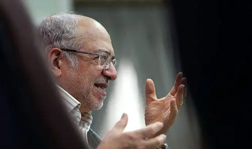 جنگ "وزیر" و "مدعی العموم"