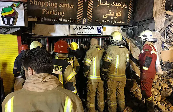 (تصاویر) حفر تونل برای رسیدن به افراد زیر آوار