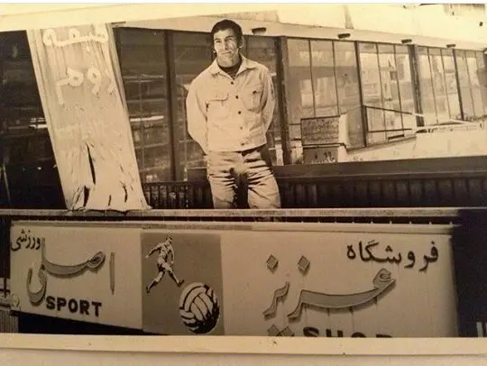 عكس ستاره پرسپوليس با مغازه اش در پلاسكو