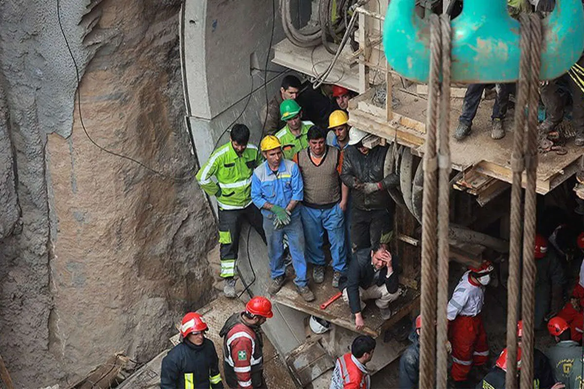 (تصاویر) ریزش خروجی تونل مترو قم