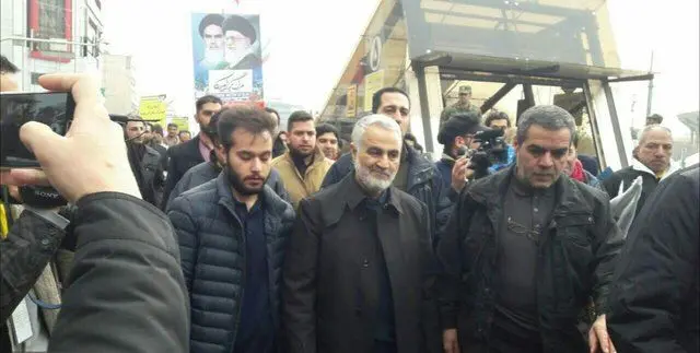 (عکس) حضور سردار سلیمانی در راهپیمایی 22 بهمن