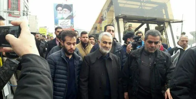(عکس) حضور سردار سلیمانی در راهپیمایی 22 بهمن