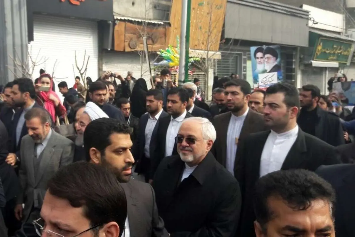 (تصویر) حضور ظریف در راهپیمایی ۲۲ بهمن