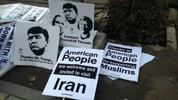 توزیع نشریه علیه دولت در راهپیمایی