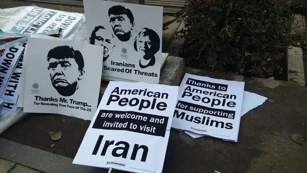 توزیع نشریه علیه دولت در راهپیمایی