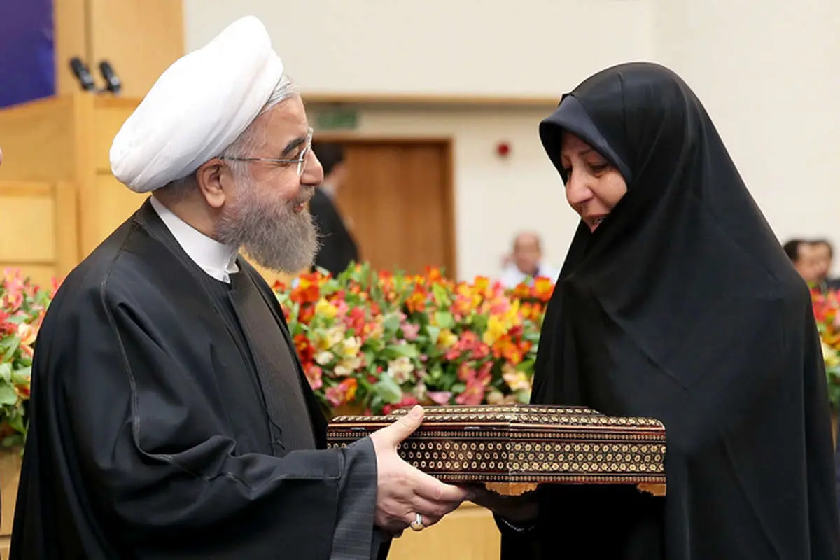(تصاویر) تقدیر روحانی از فاطمه هاشمی