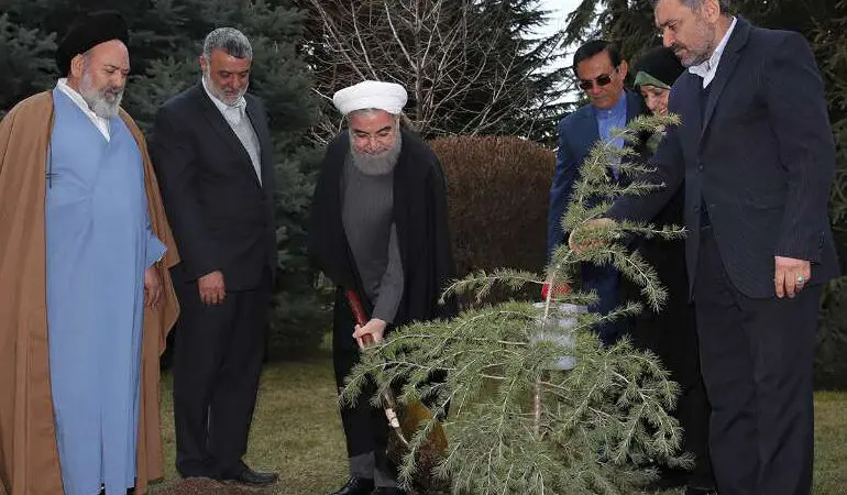 امروز به روایت تصویر// نهال‌کاری روحانی، تجلیل از قهرمانان، خریدهای سال نو، ارکستر شهر تهران و...