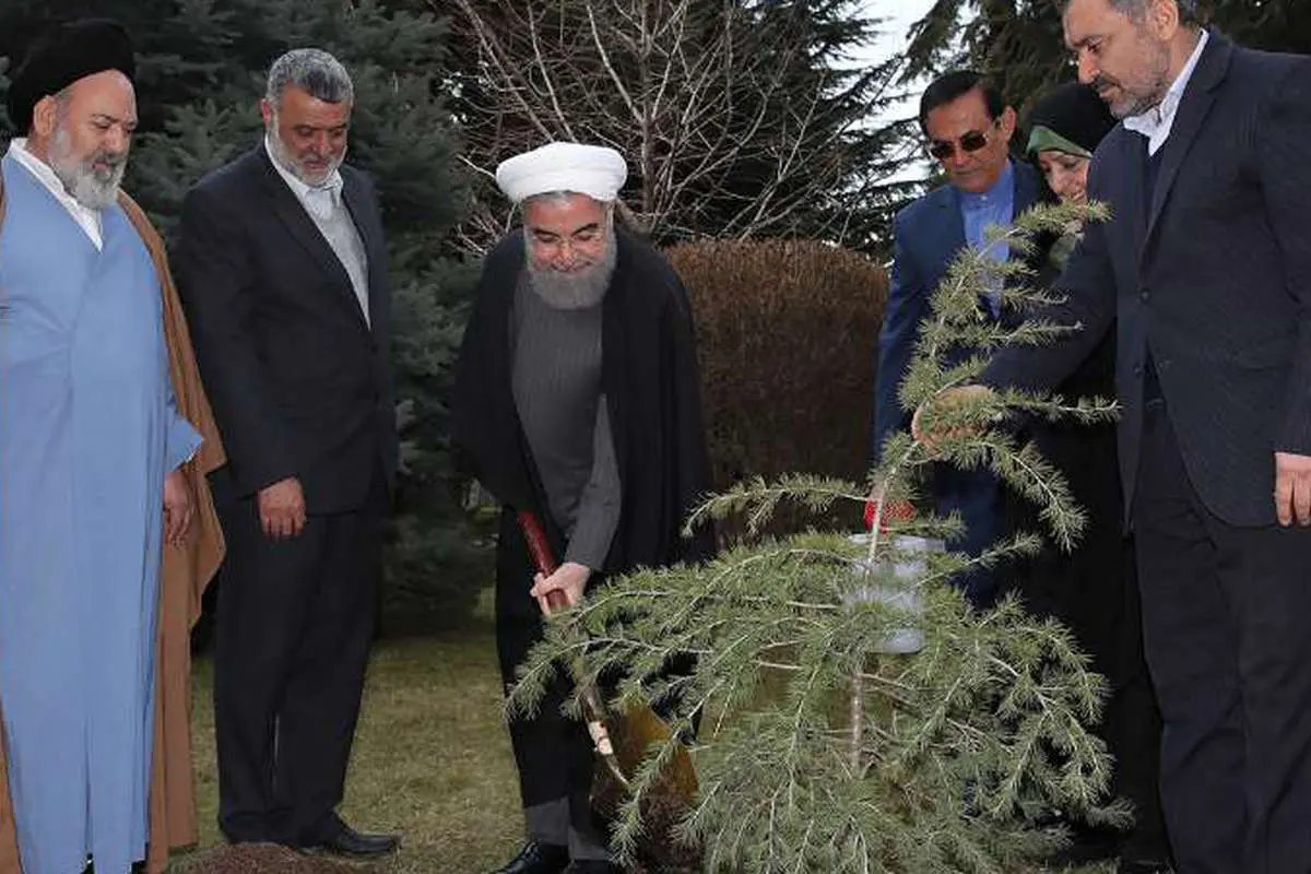 امروز به روایت تصویر// نهالکاری روحانی، تجلیل از قهرمانان، خریدهای سال نو، ارکستر شهر تهران و...