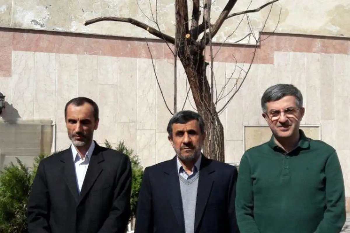 (تصاویر) کاشت نهال توسط احمدینژاد، بقایی و مشایی