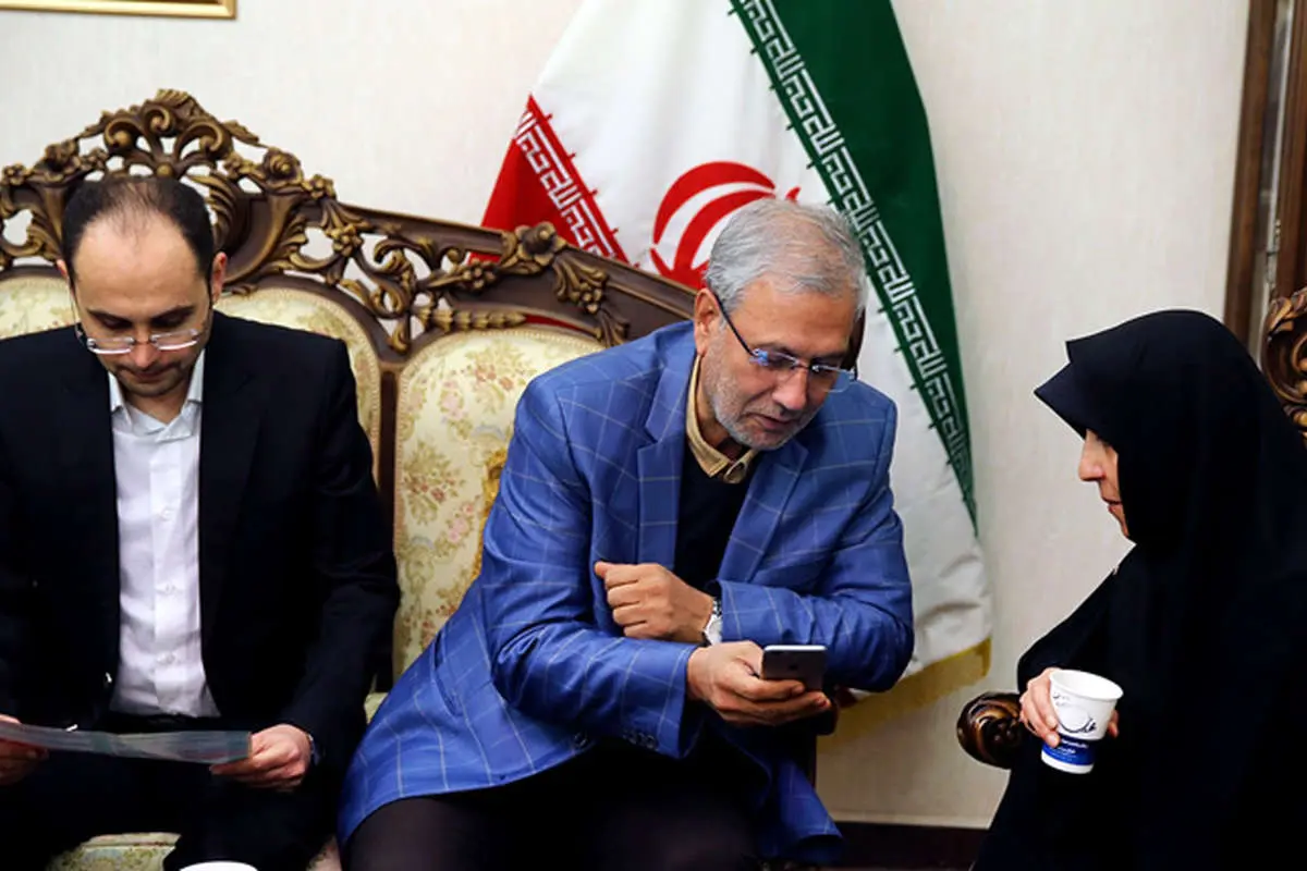 (تصاویر) تقدیر از فاطمههاشمی در کنگره زنانموفق