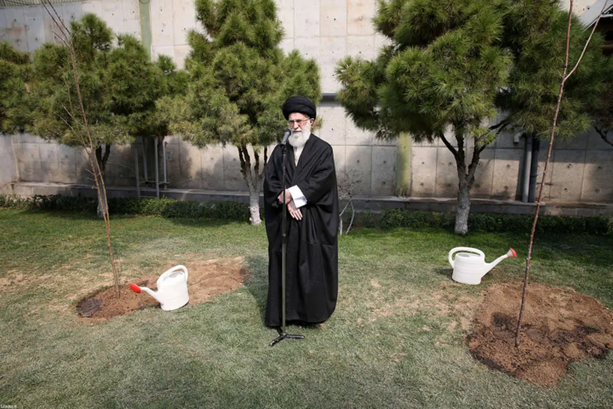 (تصاویر) رهبرانقلاب دو اصله نهال غرس کردند