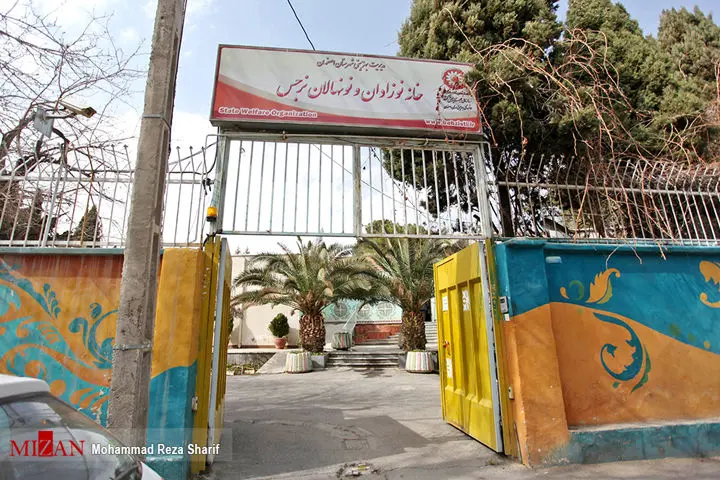 (تصاویر) رضا صادقی فرزندخوانده‌اش را در آغوش گرفت