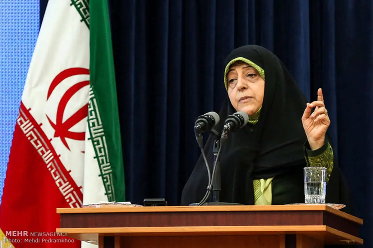 (تصاویر) اعتراض به سخنان ابتکار در حضور روحانی