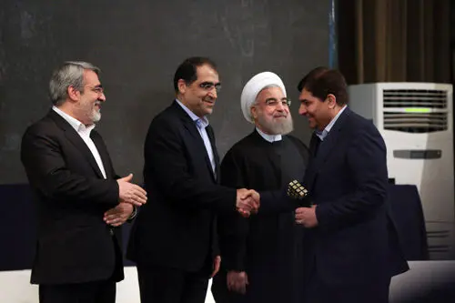 اعطای تندیس توسط روحانی به رییس ستاد اجرایی فرمان امام
