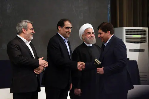 اعطای تندیس توسط روحانی به رییس ستاد اجرایی فرمان امام