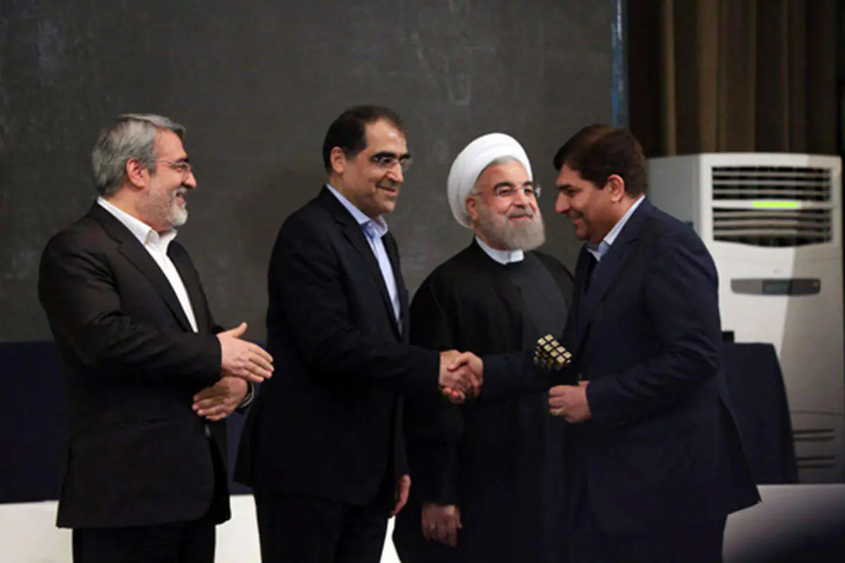 اعطای تندیس توسط روحانی به رییس ستاد اجرایی فرمان امام