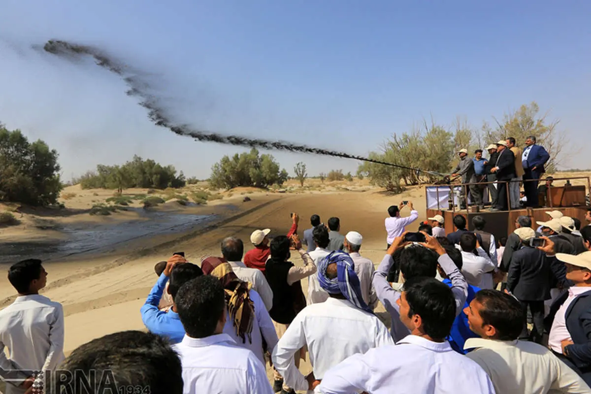 (تصاویر) مالچپاشی در شرق کرمان پس از 12 سال
