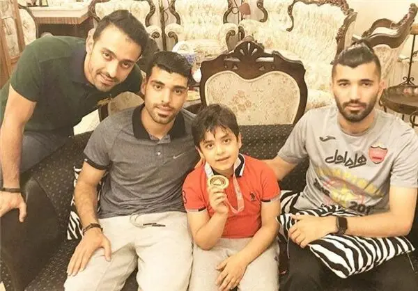 (عکس) طارمى و مسلمان مدال خود را گردن هانى انداختند