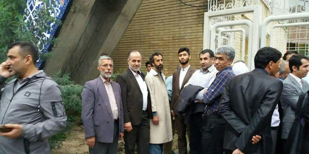 (عکس) اشخاصی که پشت درب وزارت کشور ماندند