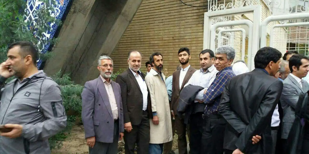 (عکس) اشخاصی که پشت درب وزارت کشور ماندند