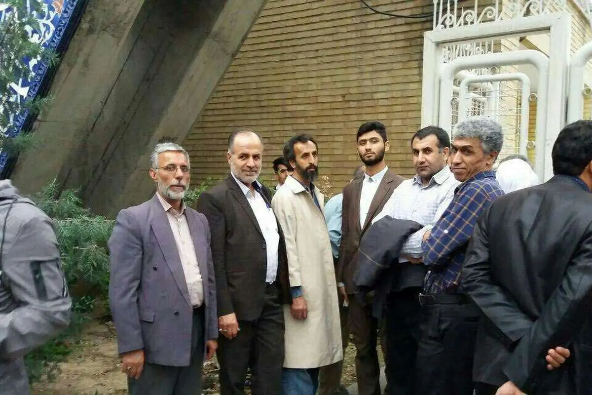 (عکس) اشخاصی که پشت درب وزارت کشور ماندند