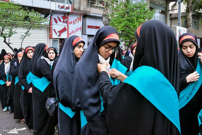 (تصاویر) مانور زنان بسیجی برای مقابله با اغتشاش