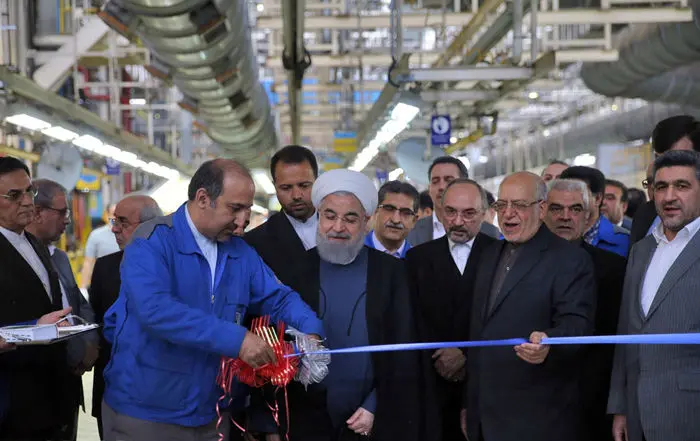 (تصاویر) روحانی پشت فرمان پژو 2008