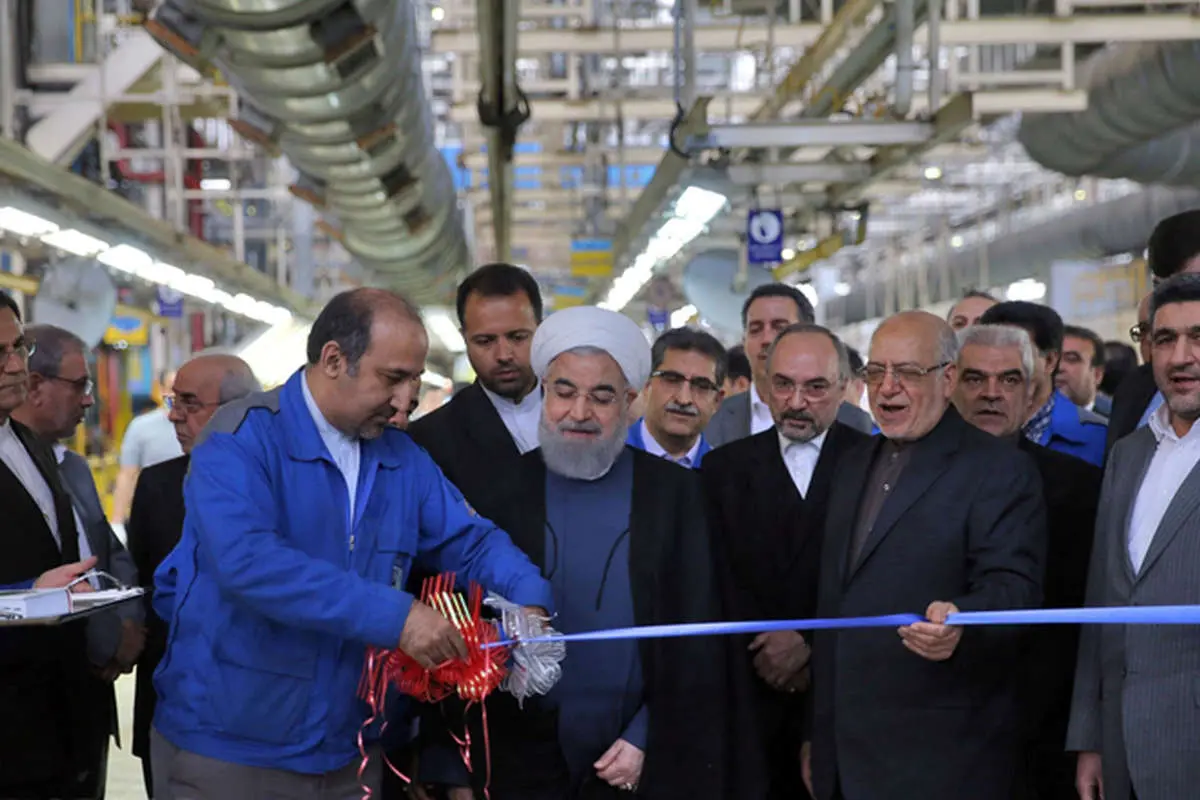 (تصاویر) روحانی پشت فرمان پژو 2008