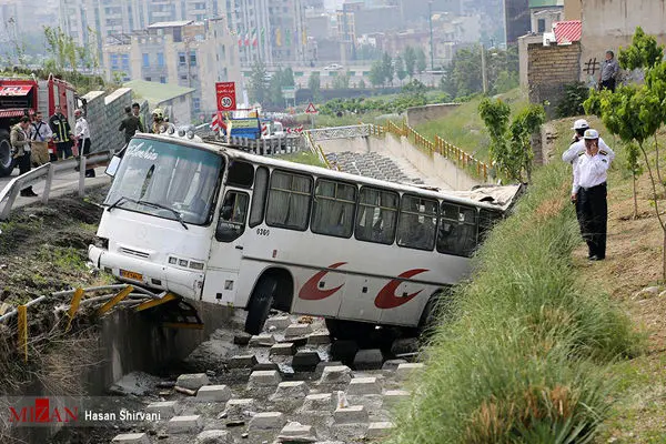 (تصاویر) واژگونی اتوبوس دانش‌آموزان در تهران