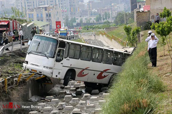(تصاویر) واژگونی اتوبوس دانش‌آموزان در تهران