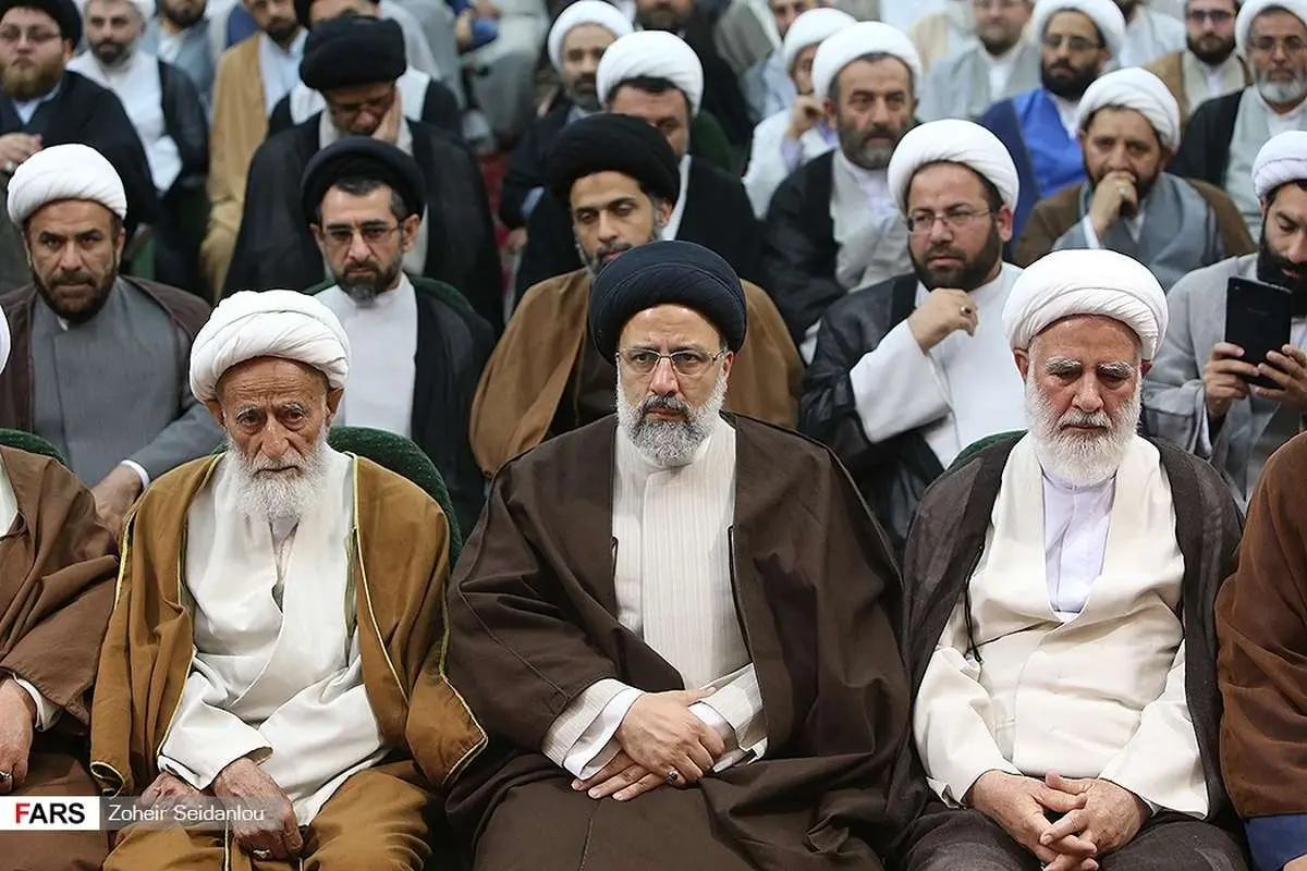 (تصاویر) دیدار رئیسی با جامعه مدرسین حوزه علیمه قم