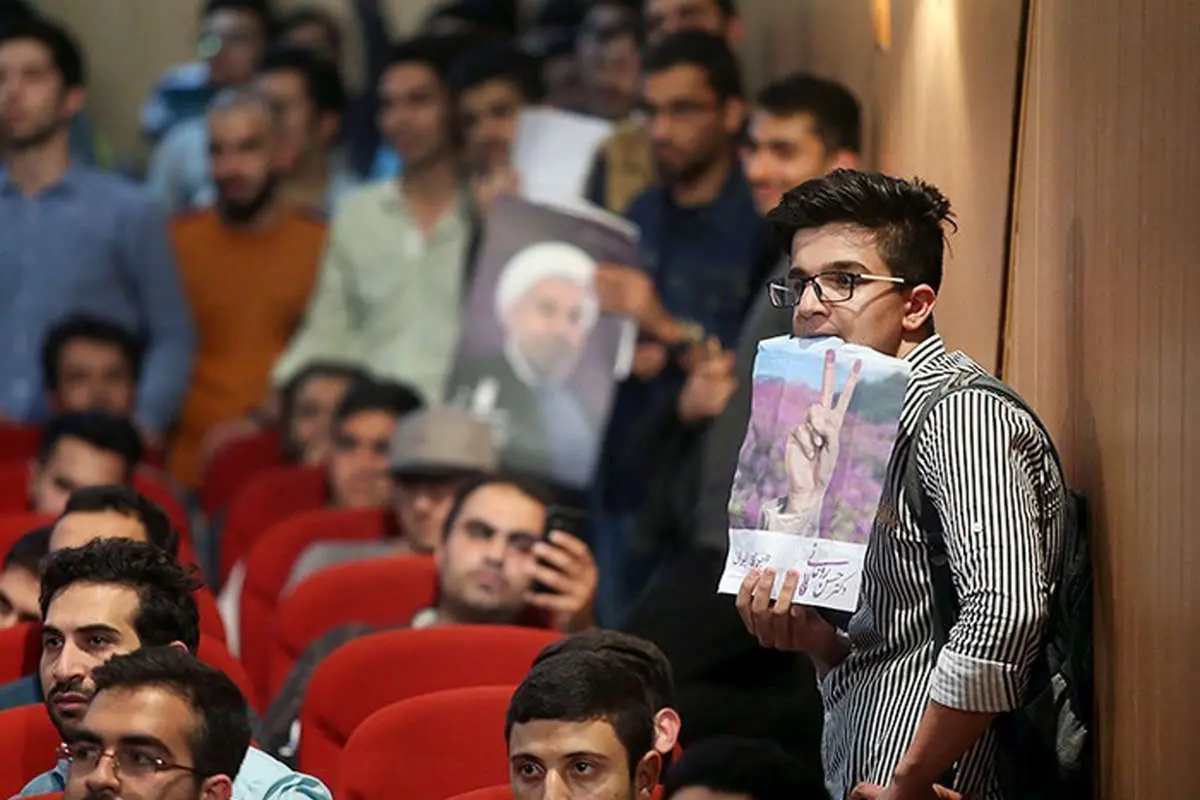 (تصاویر) حواشی حضور هواداران روحانی در نشست میرسلیم
