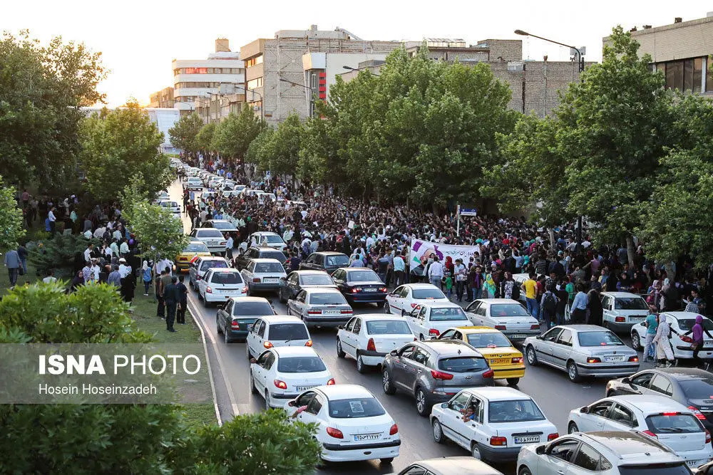 (تصاویر) شادی مشهدی‌ها پس از اعلام نتایج انتخابات
