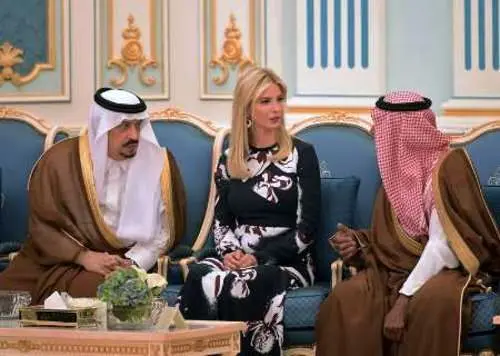 (تصاویر) پوشش خانواده ترامپ در عربستان و واتیکان