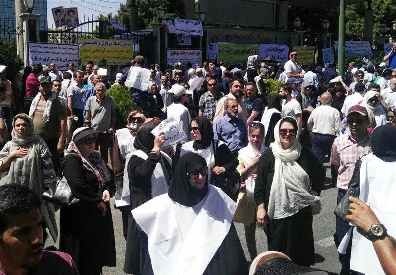 (تصاویر)کاسپینی‌ها مقابل بانک مرکزی کفن پوش شدند