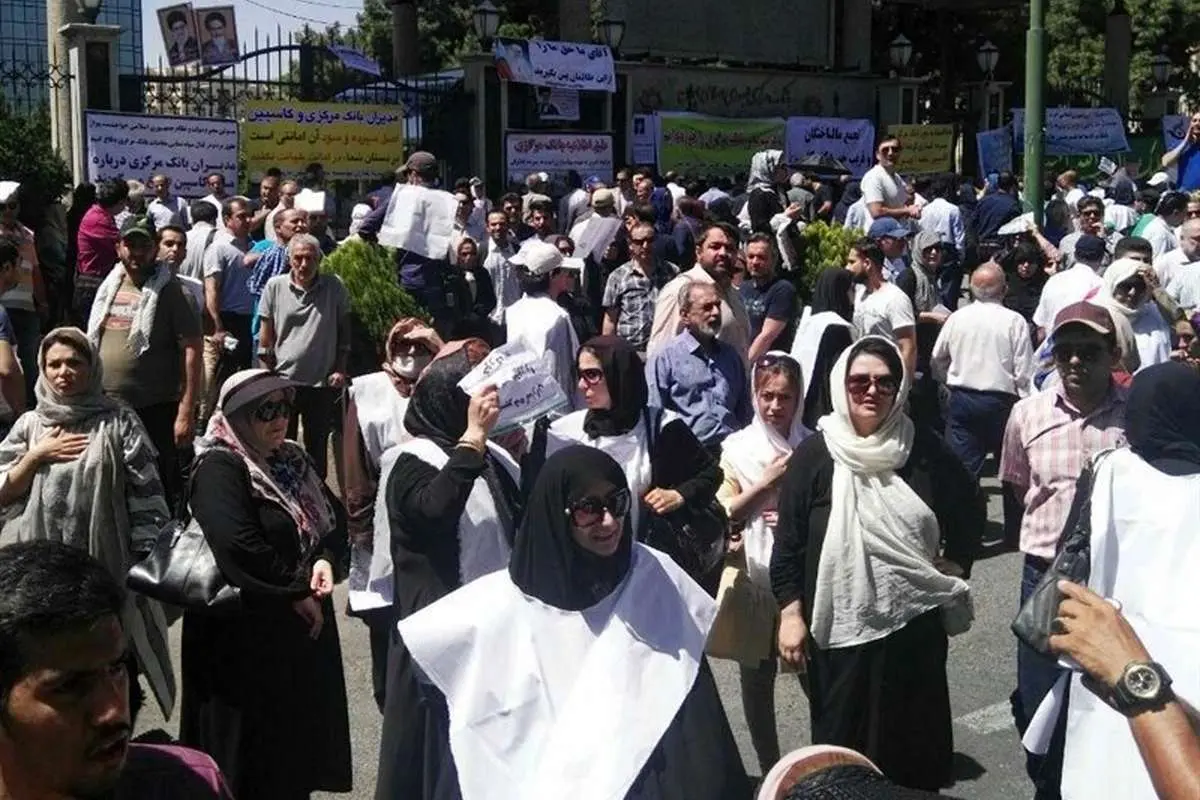 (تصاویر)کاسپینی‌ها مقابل بانک مرکزی کفن پوش شدند